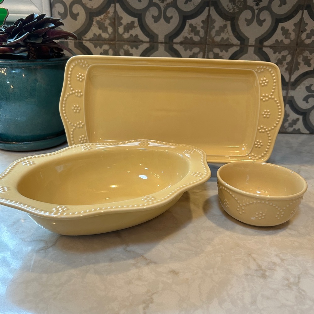 LIKE NEW CONDITION- FOOD NETWORK SERVING SET- 3 PIECE- GOLDEN BUTTER COLOR